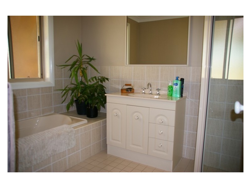 12 Shepherd Avenue, Cowra NSW 2794