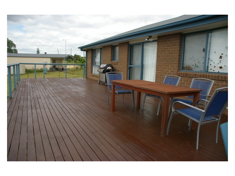 35 Vernon Drive, Cowra NSW 2794