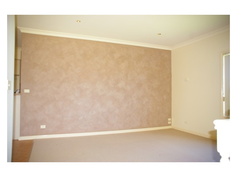 2 Paris Place, Cowra NSW 2794