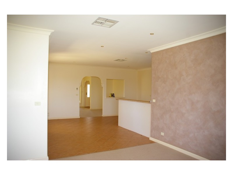 2 Paris Place, Cowra NSW 2794