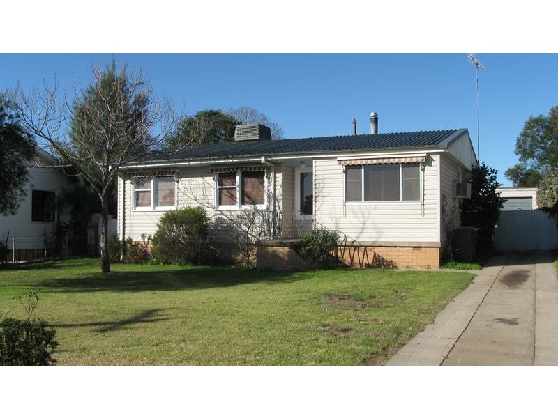 9 Hood Street, Cowra NSW 2794
