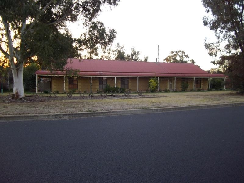 16 Dawson Drive, Cowra NSW 2794
