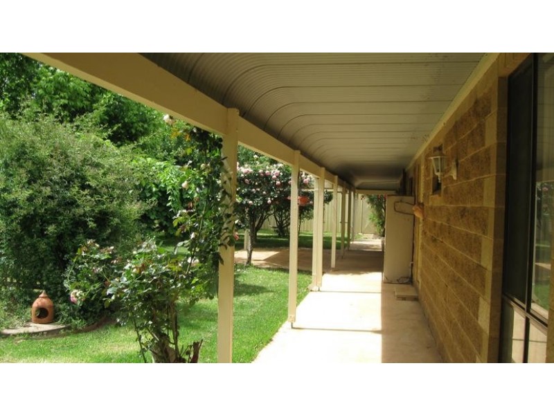 16 Dawson Drive, Cowra NSW 2794