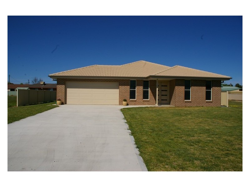 10 Mirage Drive, Cowra NSW 2794