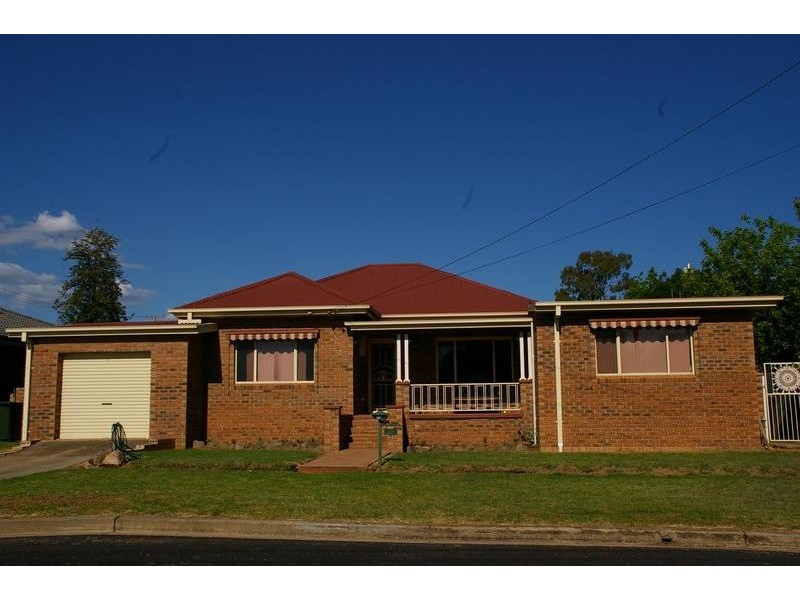 33 Nelson Street, Cowra NSW 2794