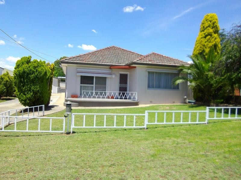 27 Brisbane Ave, Cowra NSW 2794