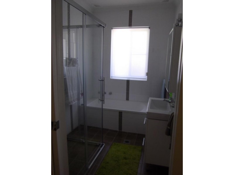 27 Brisbane Ave, Cowra NSW 2794