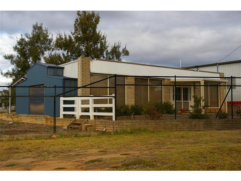 38 A Young Road, Cowra NSW 2794