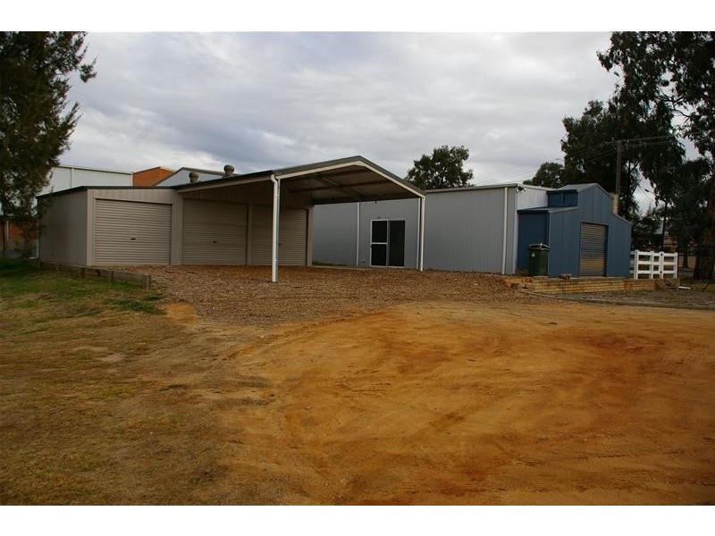 38 A Young Road, Cowra NSW 2794