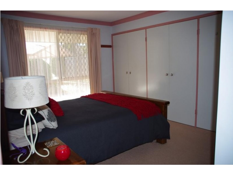 12 Echuca Place, Cowra NSW 2794