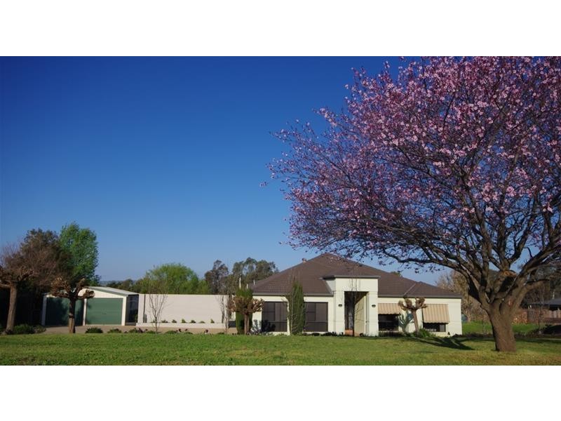 35 Dawson Drive, Cowra NSW 2794