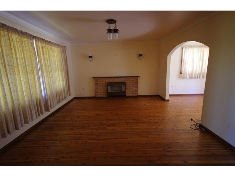 8 Allambie Place, Cowra NSW 2794