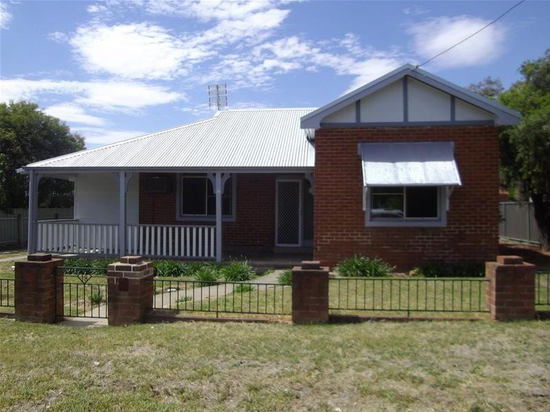 18 Argoon Street, Cowra NSW 2794