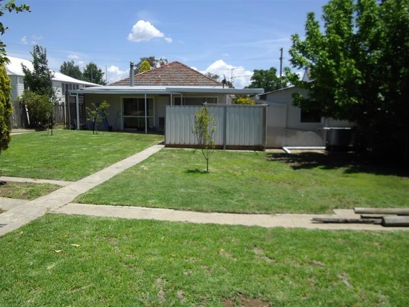 27 Brisbane Avenue, Cowra NSW 2794