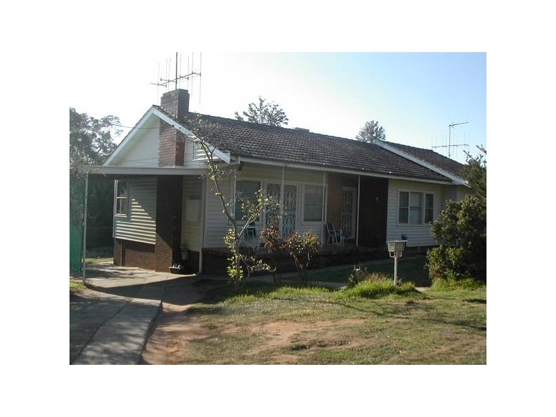 4 Henderson Street, Cowra NSW 2794