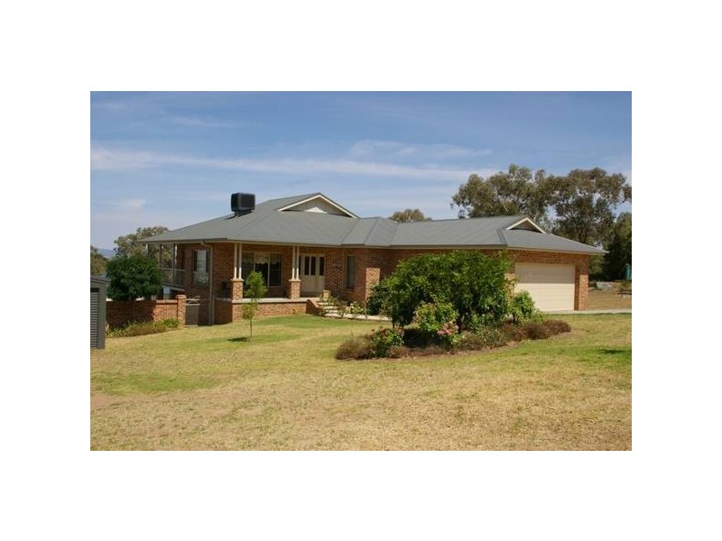 8 London Drive, Cowra NSW 2794
