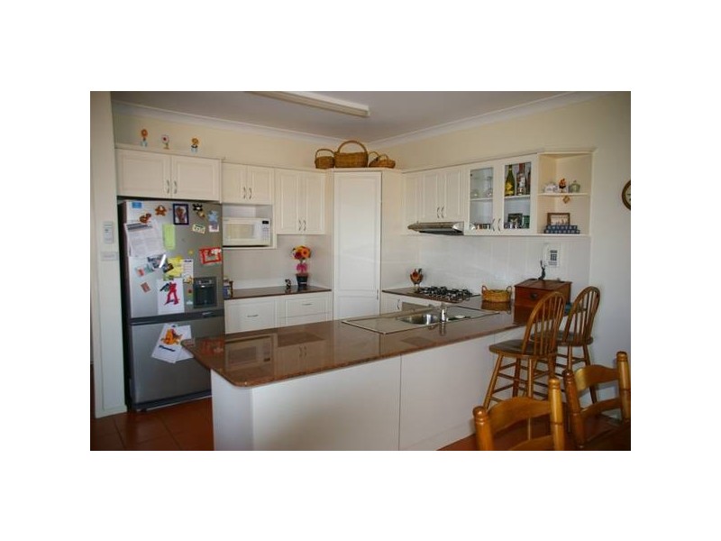 8 London Drive, Cowra NSW 2794