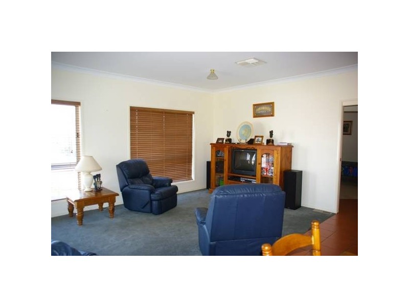 8 London Drive, Cowra NSW 2794