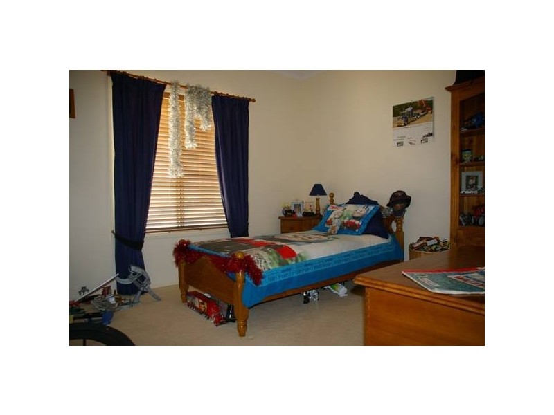 8 London Drive, Cowra NSW 2794