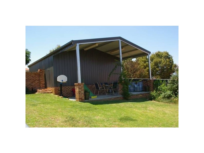 8 London Drive, Cowra NSW 2794