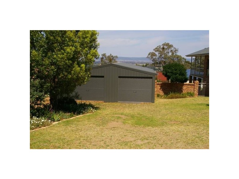 8 London Drive, Cowra NSW 2794
