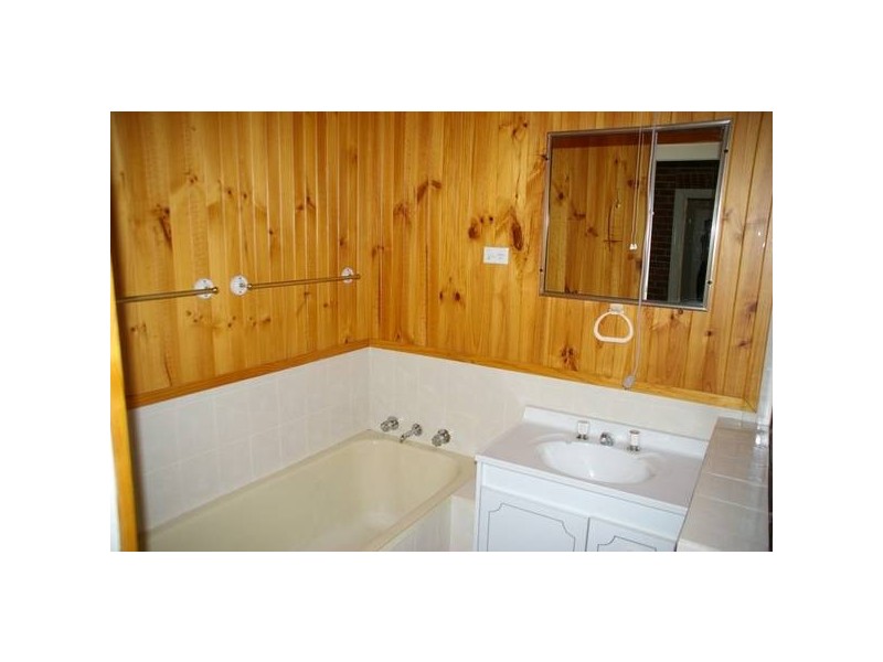 32 Lynch Street, Cowra NSW 2794