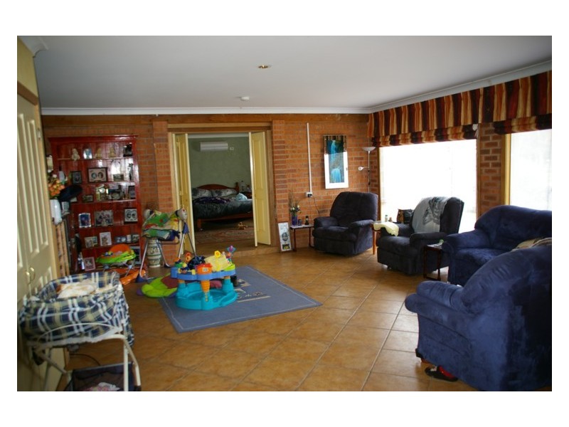 6 Mary Road, Cowra NSW 2794