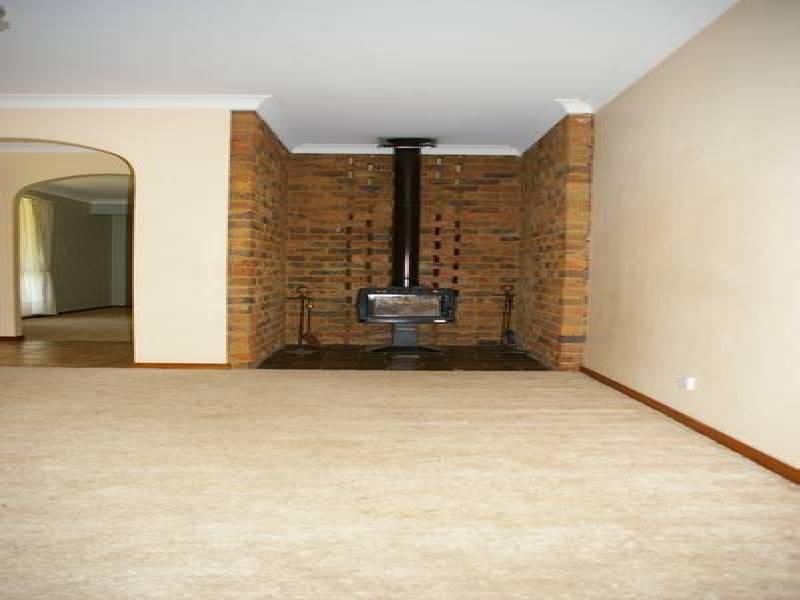 16 Dawson Drive, Cowra NSW 2794