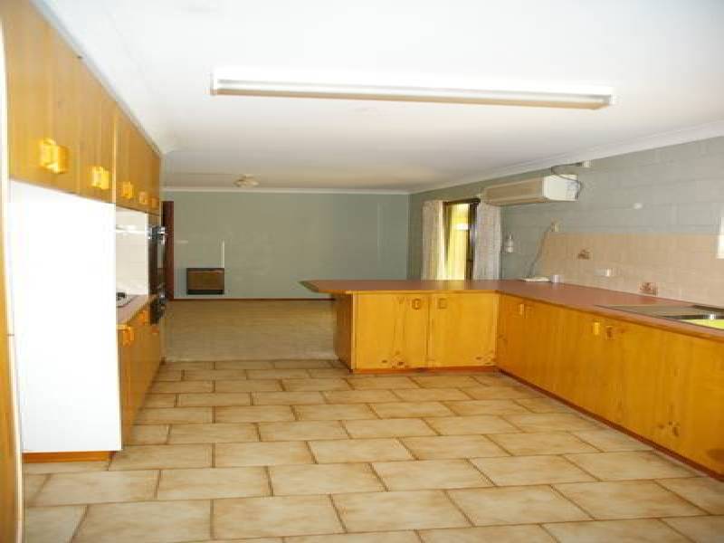 16 Dawson Drive, Cowra NSW 2794