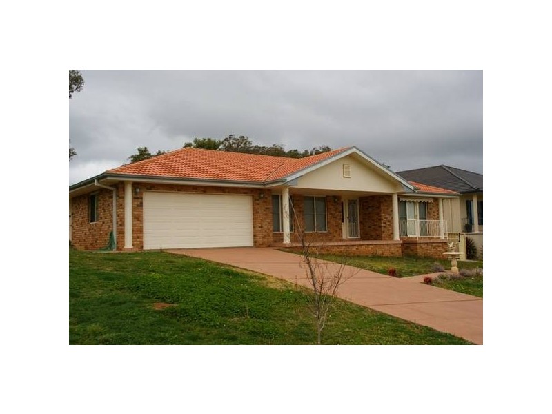 9 London Drive, Cowra NSW 2794