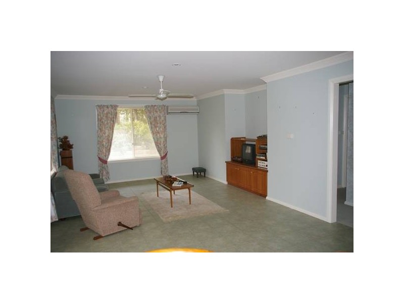 9 London Drive, Cowra NSW 2794