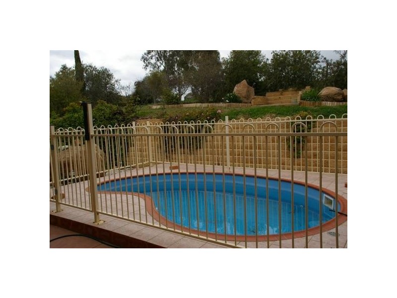9 London Drive, Cowra NSW 2794