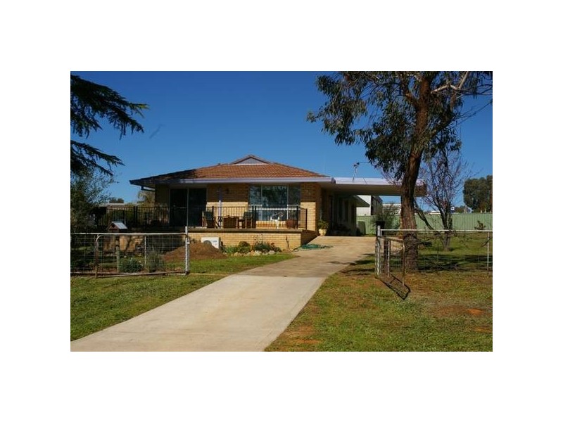 28 Lyall Street, Cowra NSW 2794