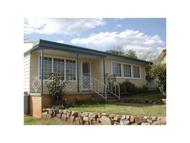 3 Lowan Place, Cowra NSW 2794