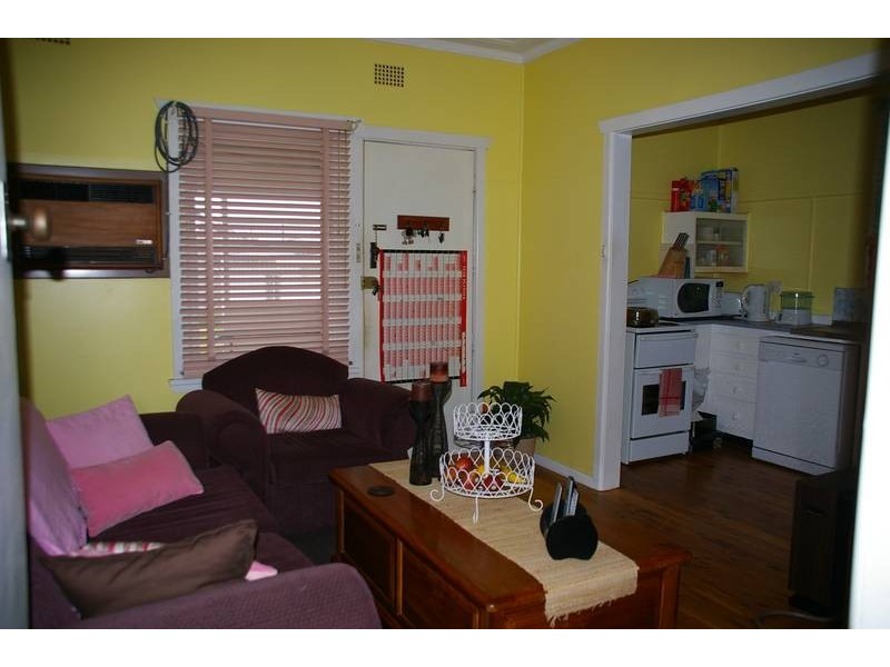 8 Wellington Street, Cowra NSW 2794