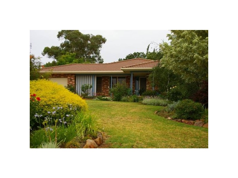 36 Nambucca Circuit, Cowra NSW 2794