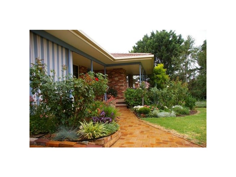 36 Nambucca Circuit, Cowra NSW 2794