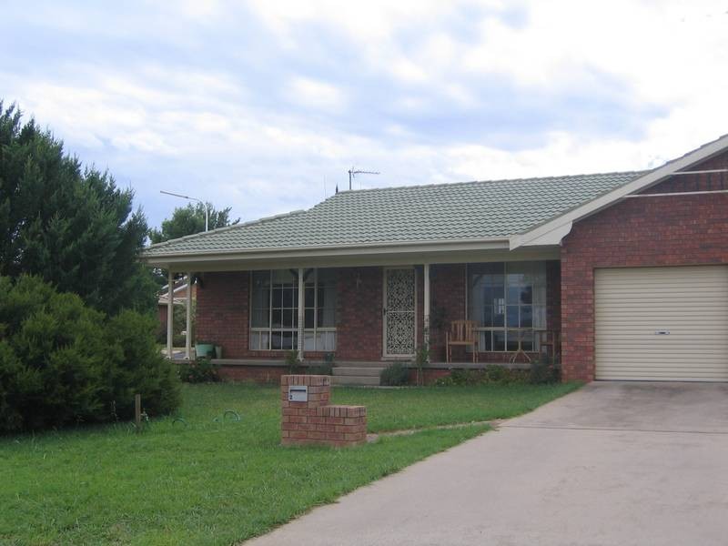 2/16 Echuca Place, Cowra NSW 2794