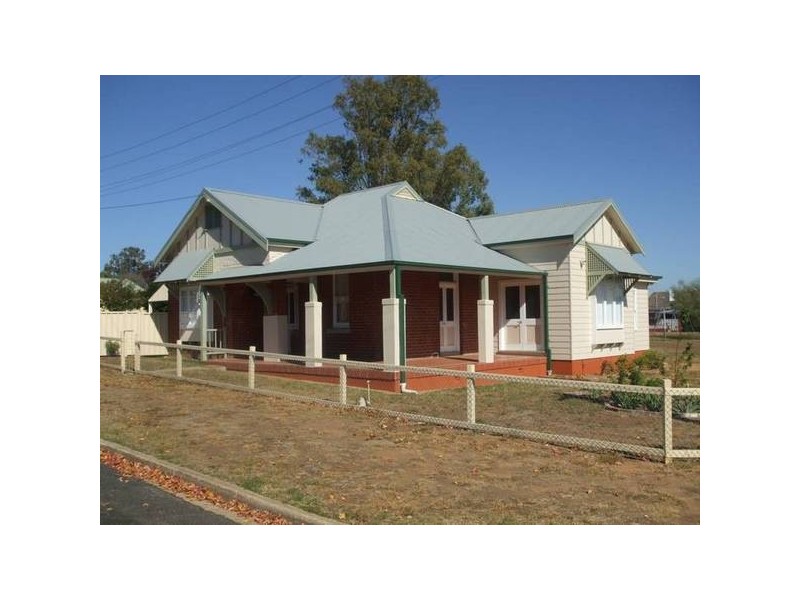 52 Brisbane Avenue, Cowra NSW 2794