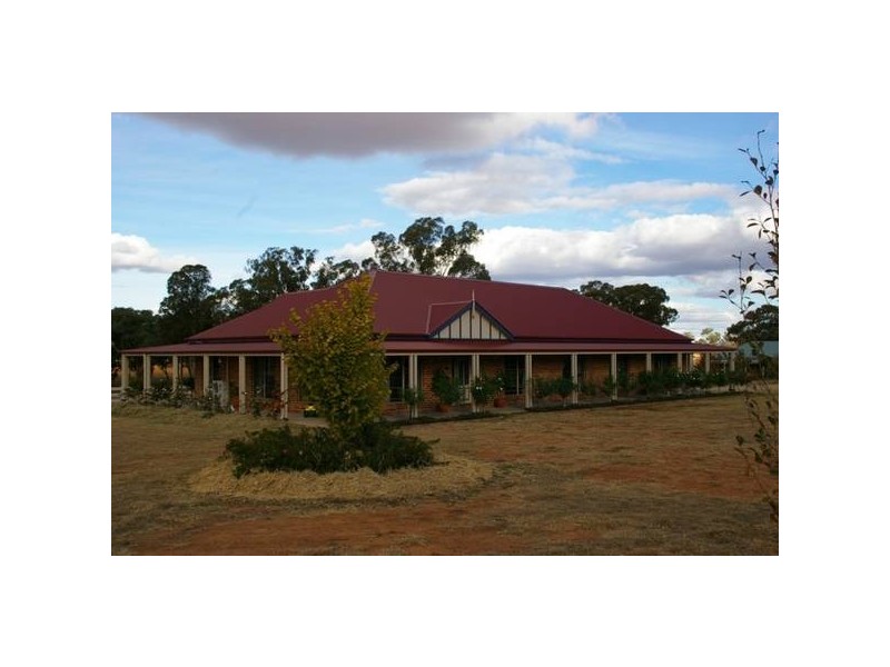 15 Battalion Drive, Cowra NSW 2794