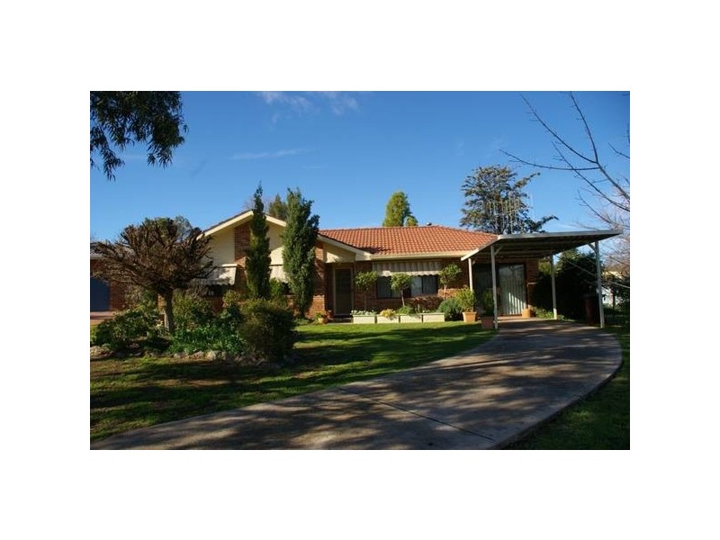 40 Nambucca Circuit, Cowra NSW 2794