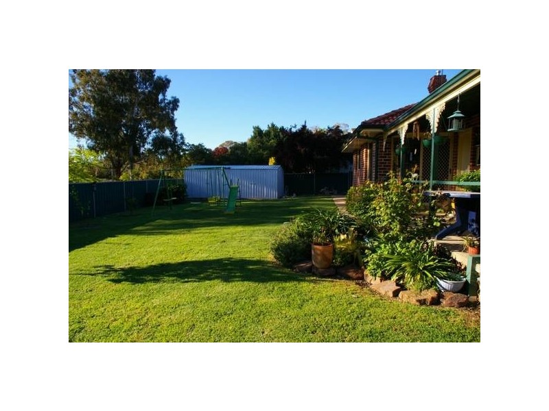 10 Appian Way, Cowra NSW 2794