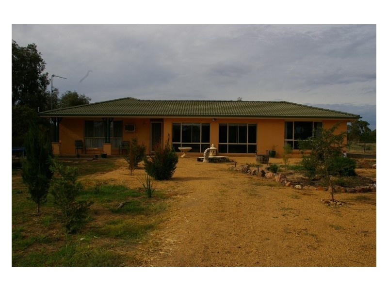 6 Mary Road, Cowra NSW 2794