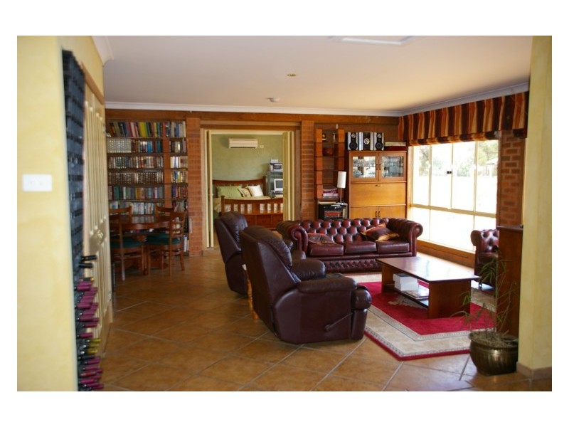 6 Mary Road, Cowra NSW 2794