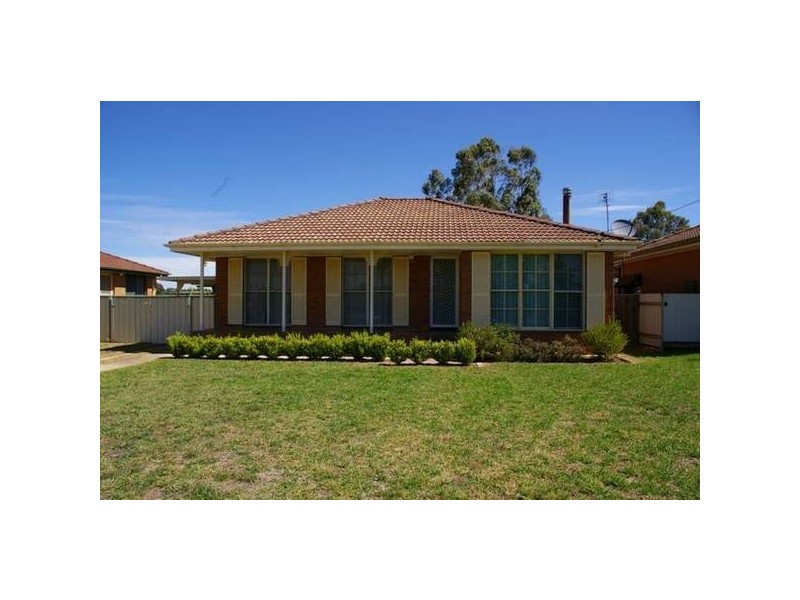 100 Lyall Street, Cowra NSW 2794