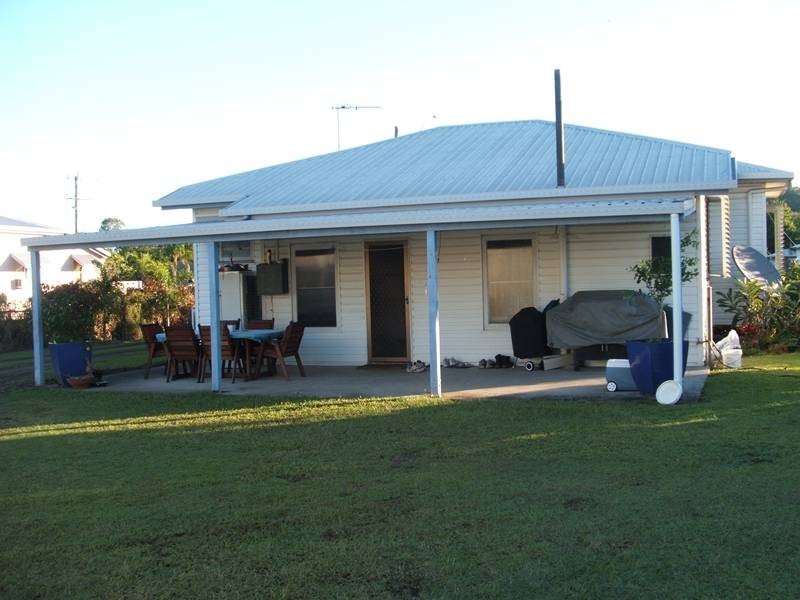 2 Beach Road, Sarina Beach QLD 4737