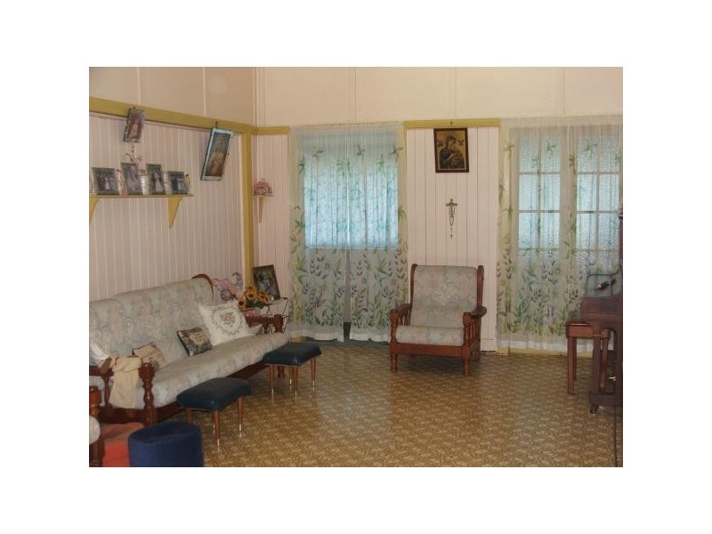 9 Leslie Street, Sarina QLD 4737