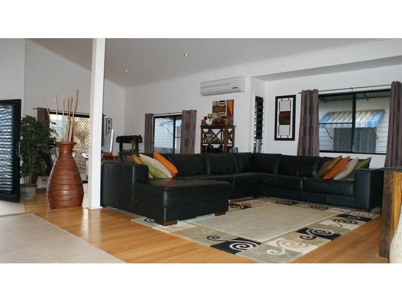 8 Holmes Avenue, Sarina QLD 4737