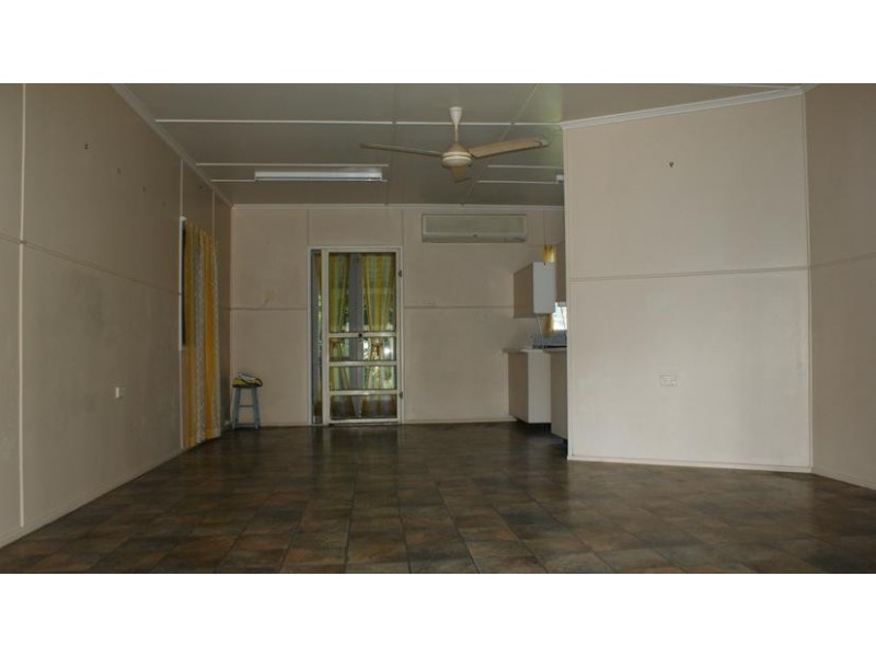 8 Place Avenue, Sarina QLD 4737