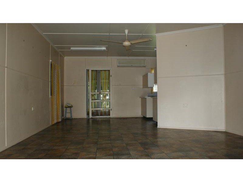 8 Place Avenue, Sarina QLD 4737